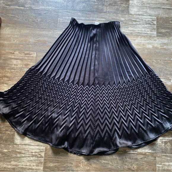 Alex Evenings Black Chevron Pleated Midi Skirt - Picture 1 of 13